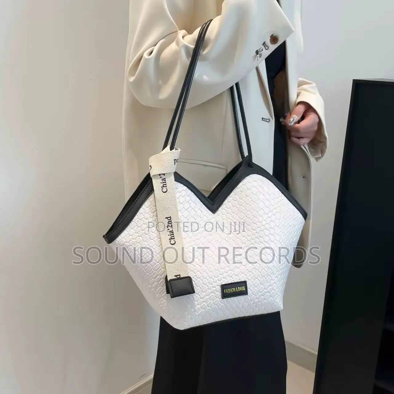Chia-2nd v-Shaped Hand Bag