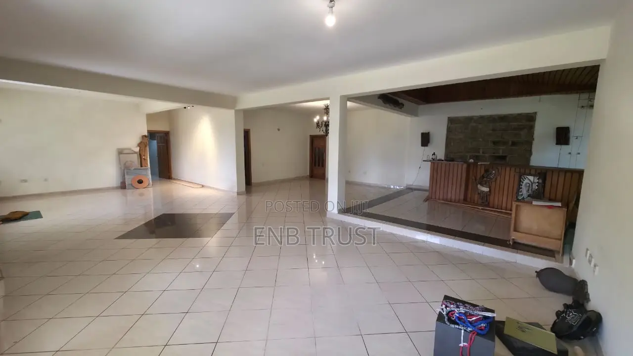 9bdrm Duplex in Airport Residential for rent