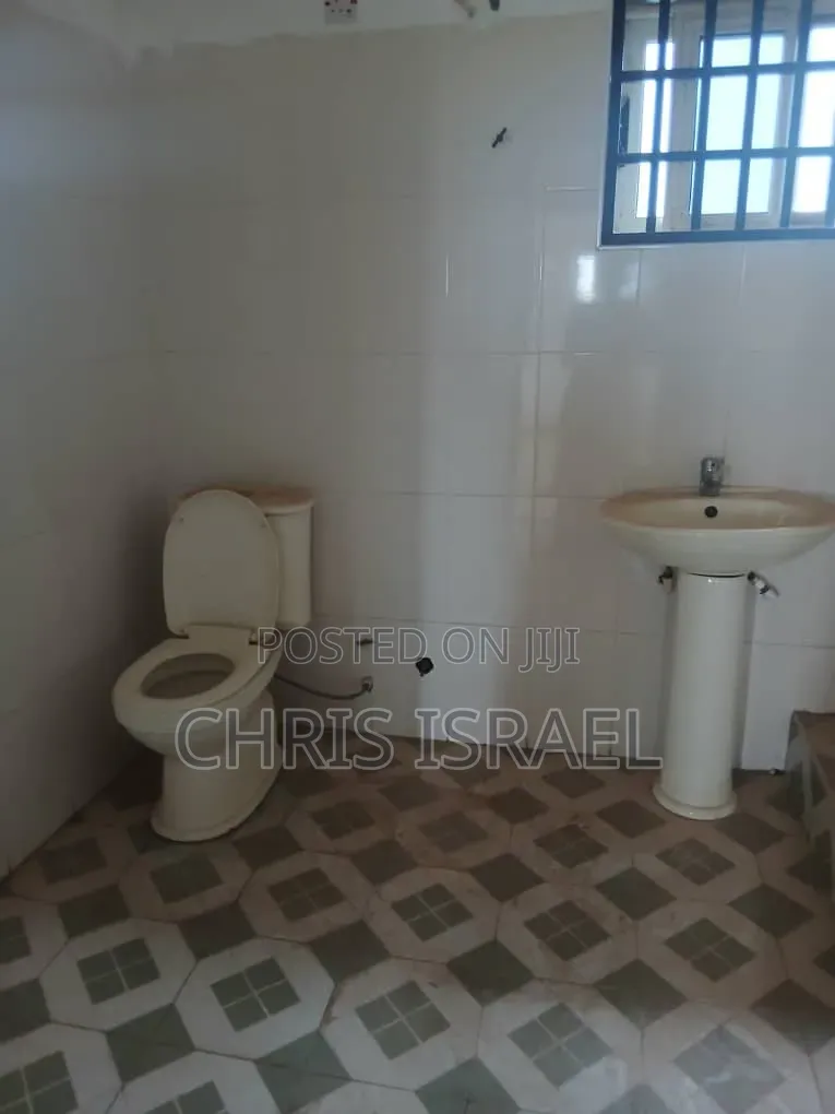 3bdrm Bungalow in Oyibi Benarpat, Police Station for rent