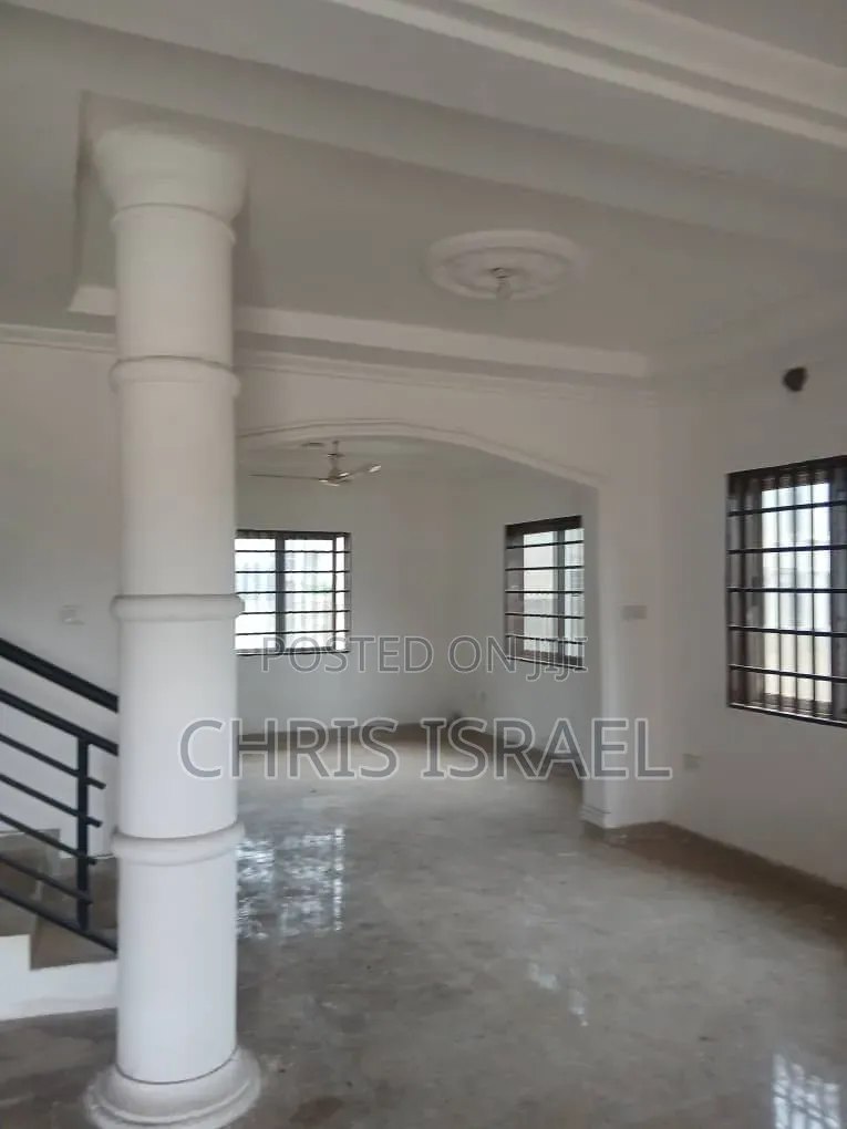 3bdrm Bungalow in Oyibi Benarpat, Police Station for rent
