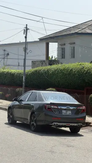 Toyota Camry SE 4dr Sedan (2.5L 4cyl 6A) 2014 Gray