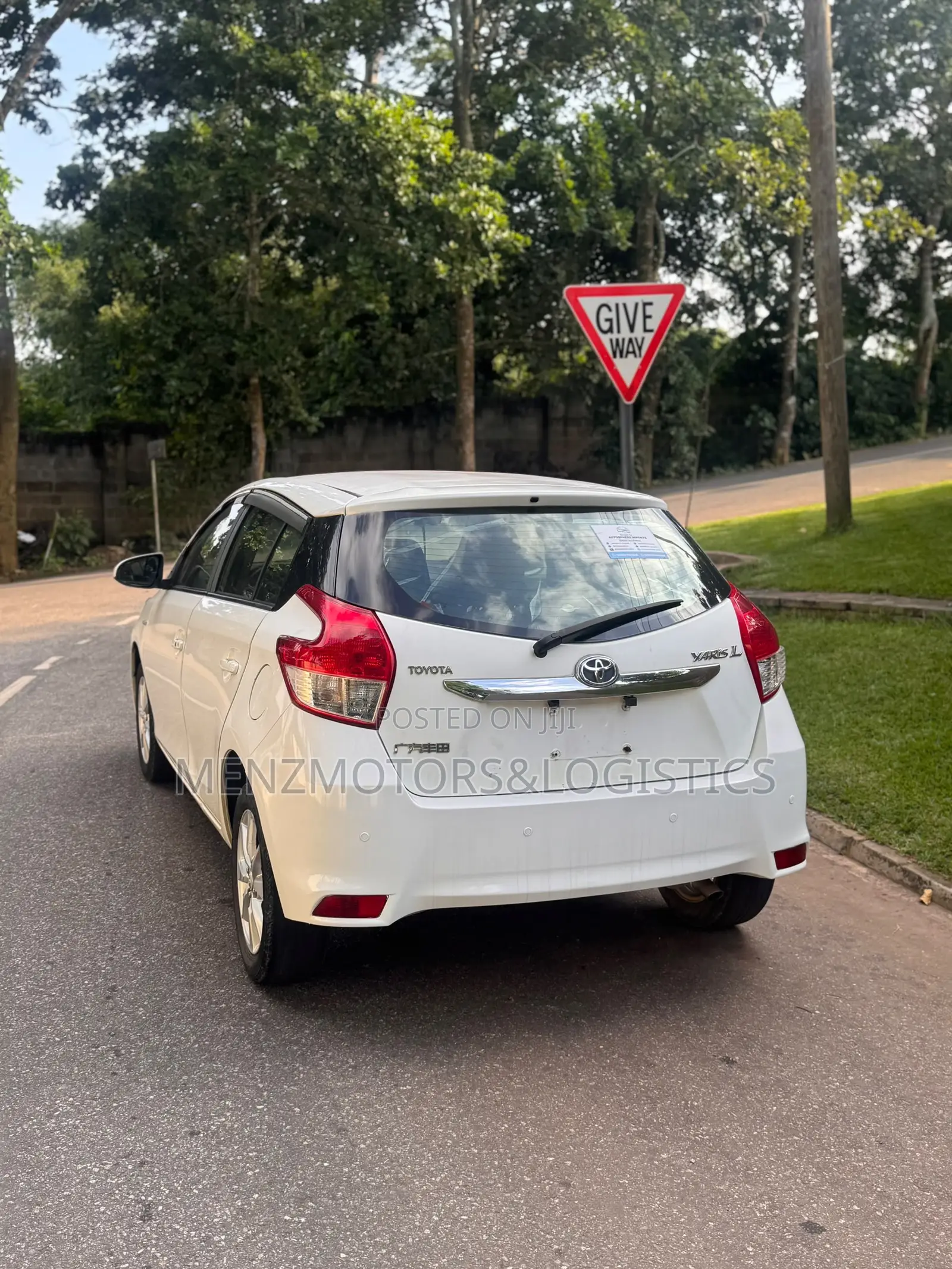 Toyota Yaris L Hatchback 5dr 2015 White