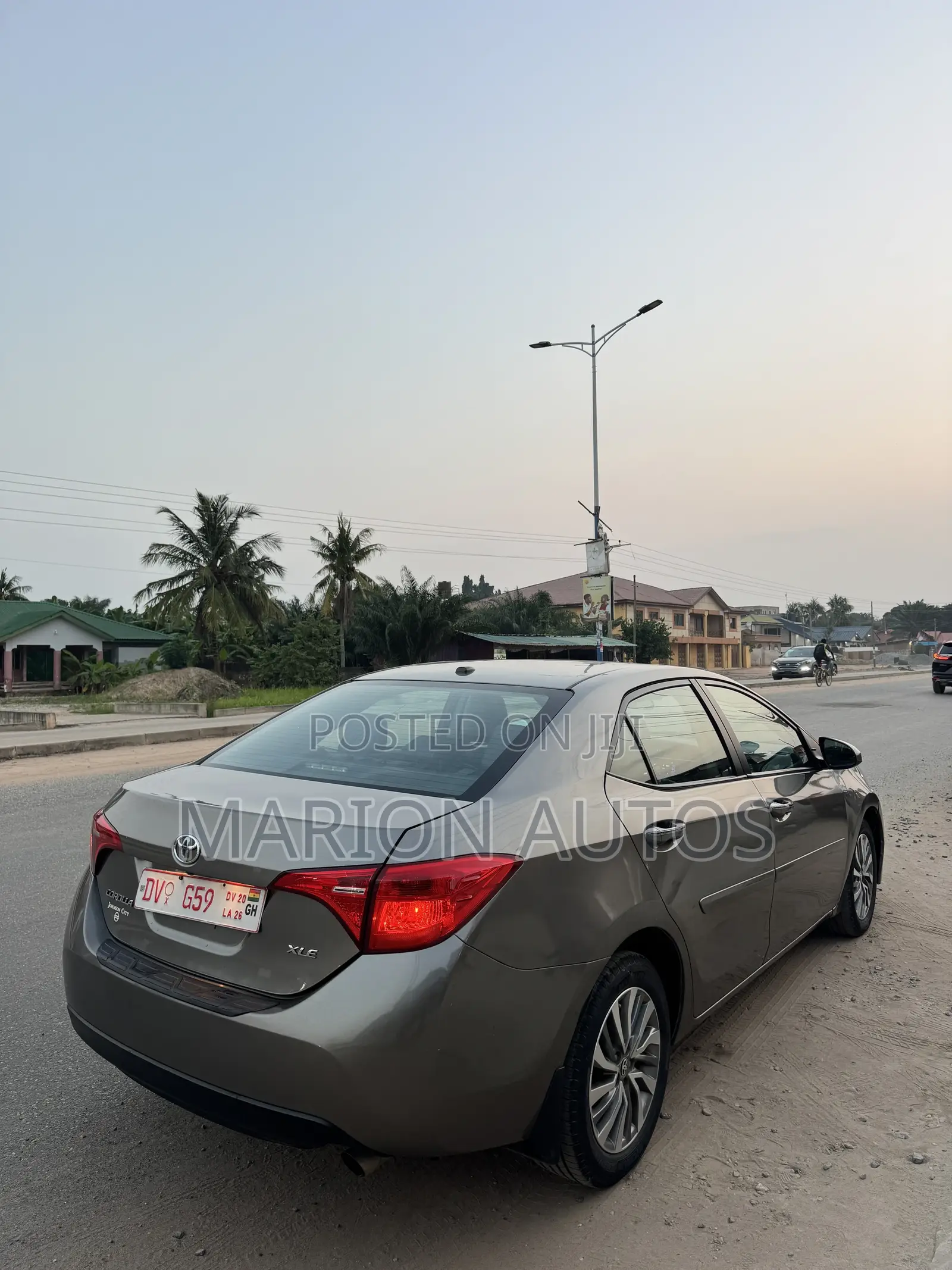 Toyota Corolla XLE 4dr Sedan (1.8L 4cyl CVT) 2017 Gray