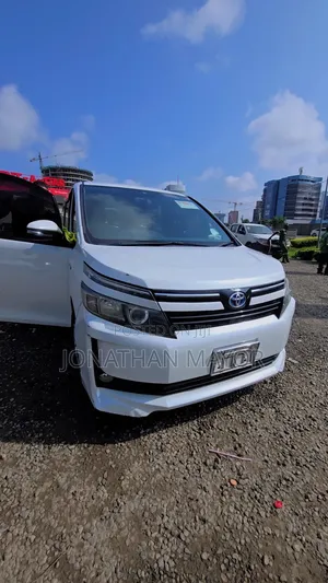 Toyota Voxy Hybrid V 2WD 7-Seater 2014 White