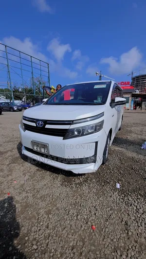 Toyota Voxy Hybrid V 2WD 7-Seater 2014 White