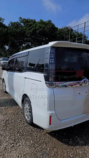 Toyota Voxy Hybrid V 2WD 7-Seater 2014 White