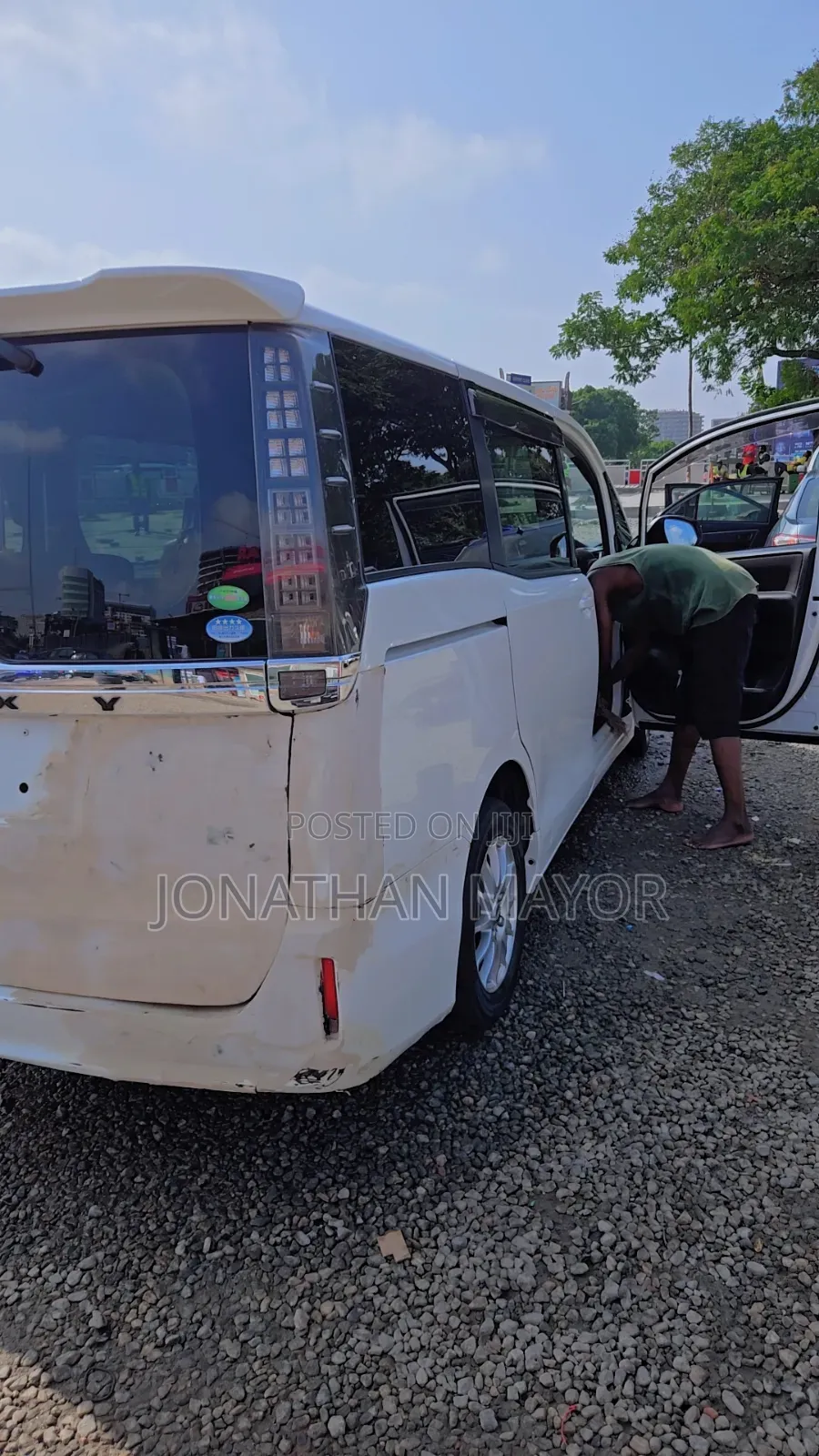 Toyota Voxy Hybrid V 2WD 7-Seater 2014 White