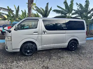 Toyota HiAce 2015 Silver