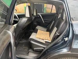 Toyota RAV4 XLE 4dr SUV (2.5L 4cyl 6A) 2018 Blue