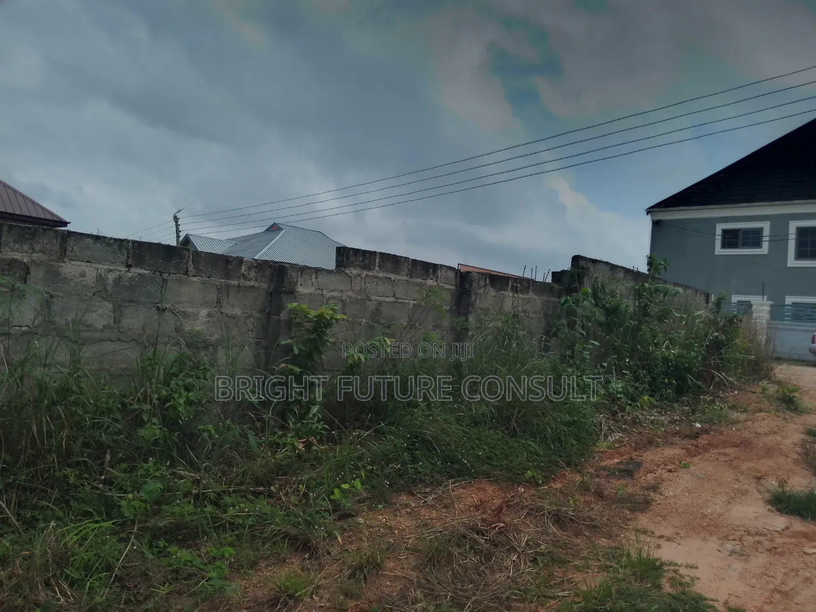 Walled Land in Esipon. For Sale