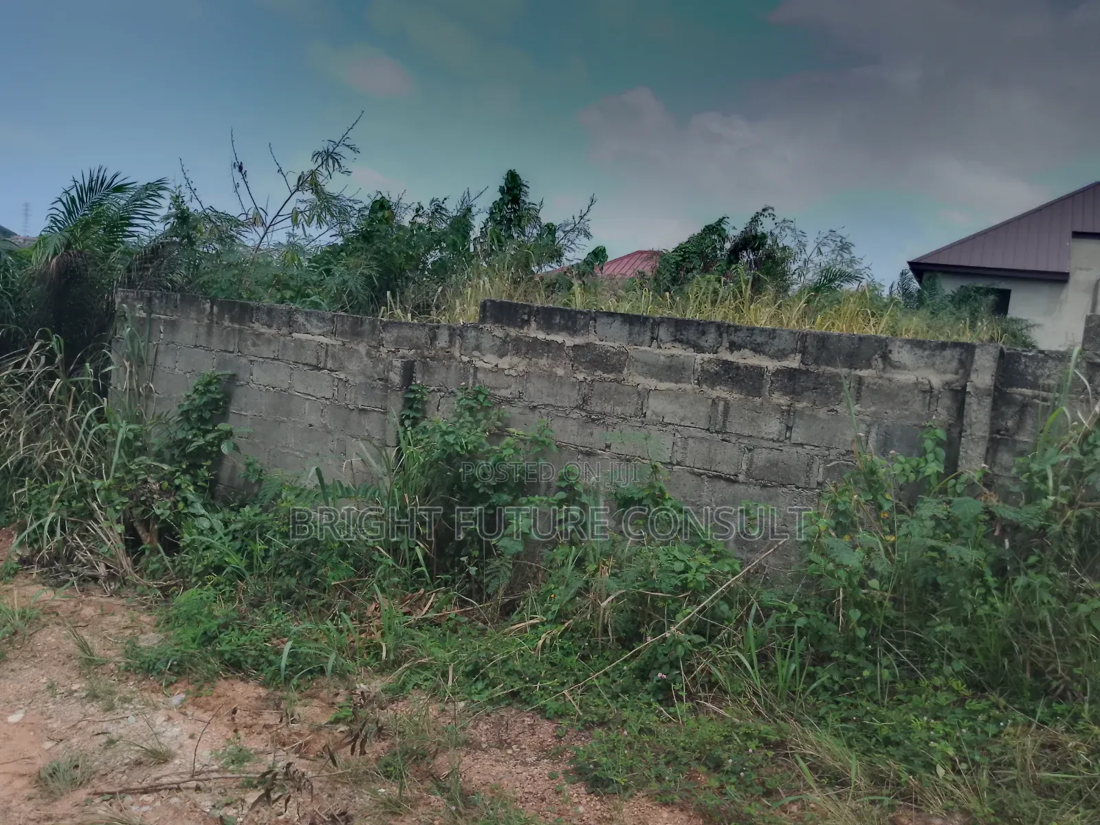 Walled Land in Esipon. For Sale