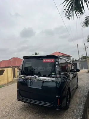 Toyota Voxy V 4WD 8-Seater 2015 Blue