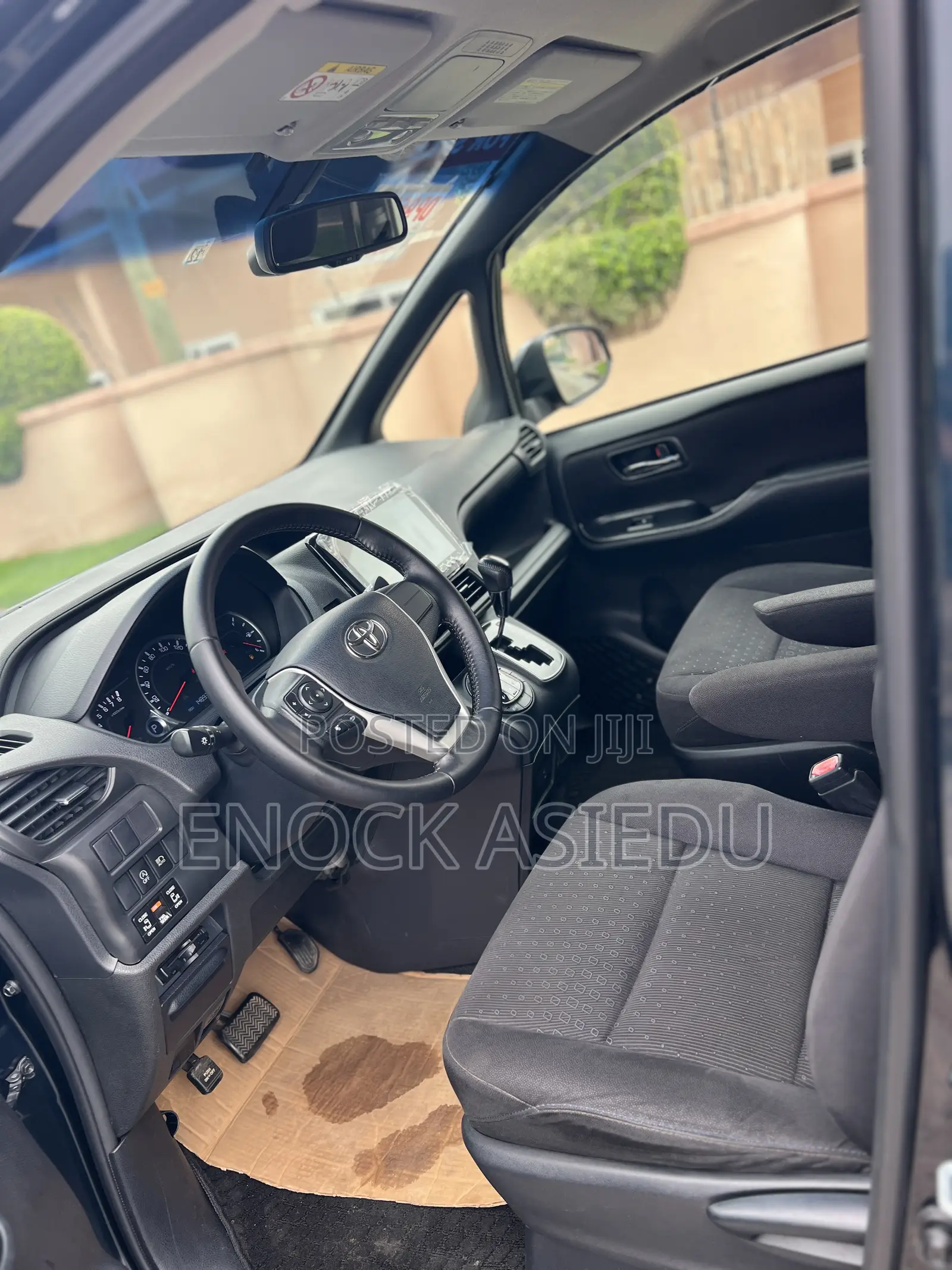Toyota Voxy V 4WD 8-Seater 2015 Blue