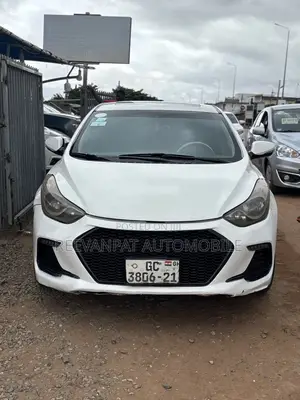 Hyundai Elantra Limited Sedan FWD (1.8L 4cyl 6A) 2013 White