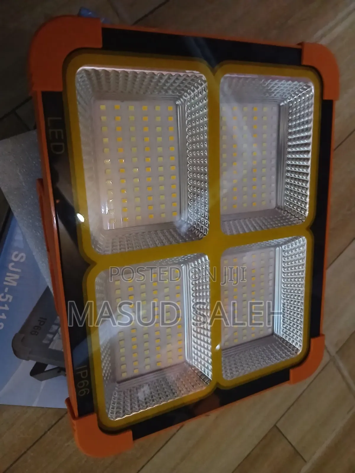 200 W Rechargeable Solar Floodlight