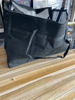 Insulated 75L Bag for Bulk Food Delivery and Keeps Food Hot