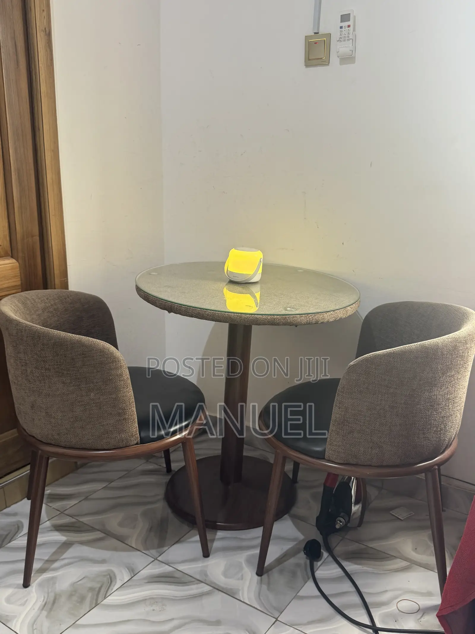 Round Glass Tabel With Chairs