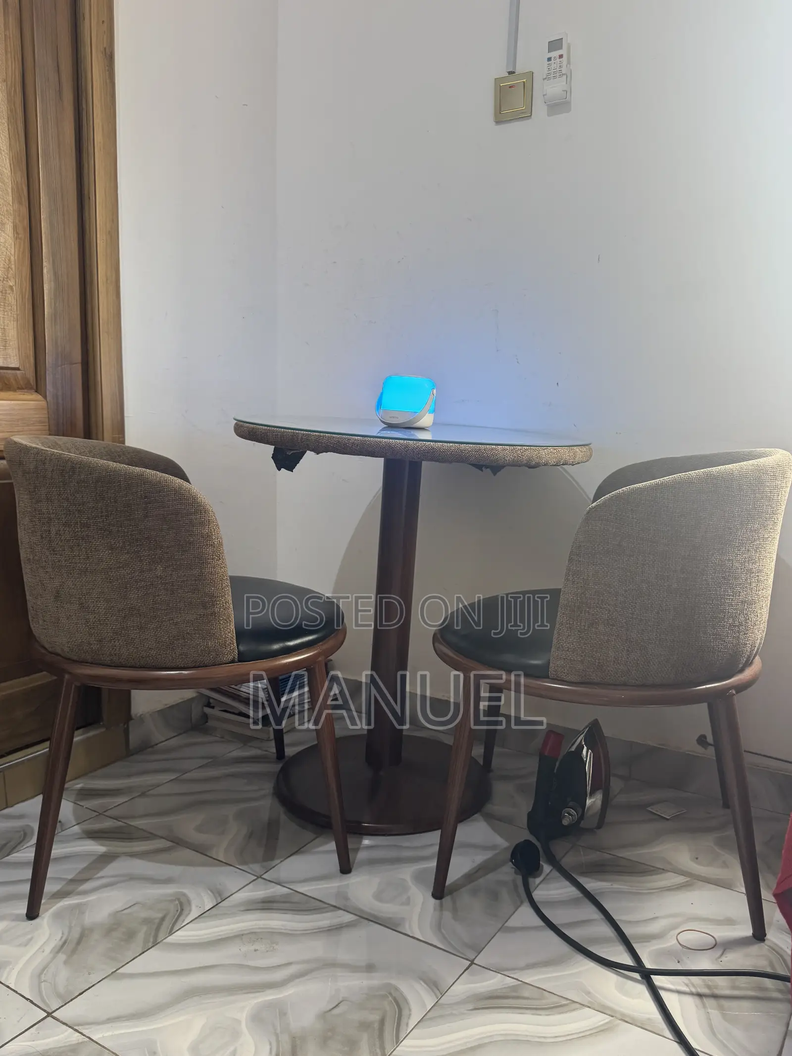 Round Glass Tabel With Chairs