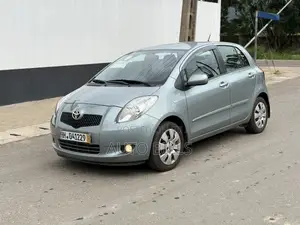 Toyota Yaris Base Hatchback 5dr 2010 Gray
