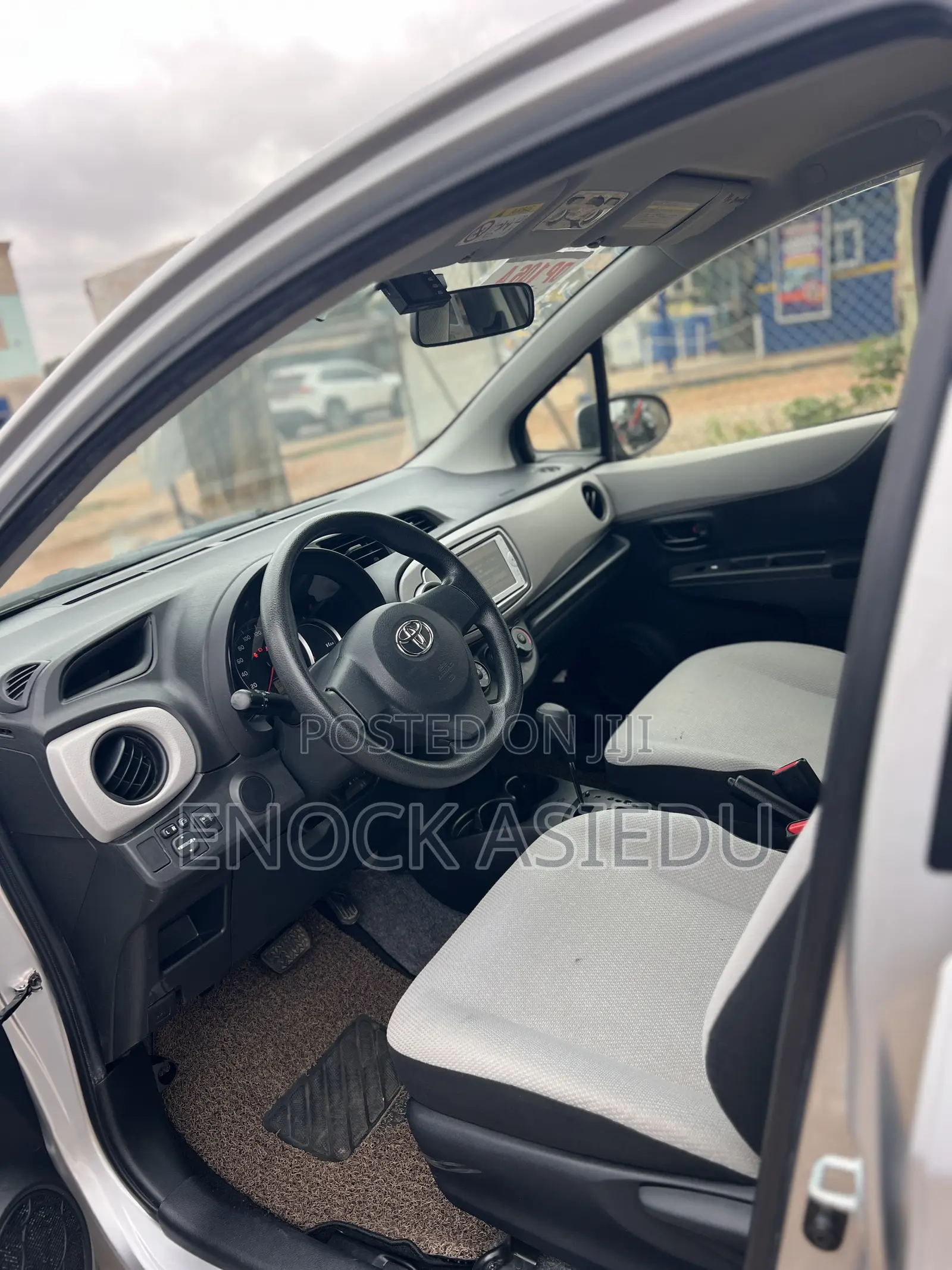 Toyota Vitz 1.3 FWD 5dr 2014 Silver