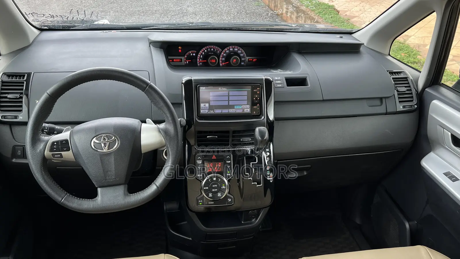 Toyota Voxy X 4WD 8-Seater 2013 Off white