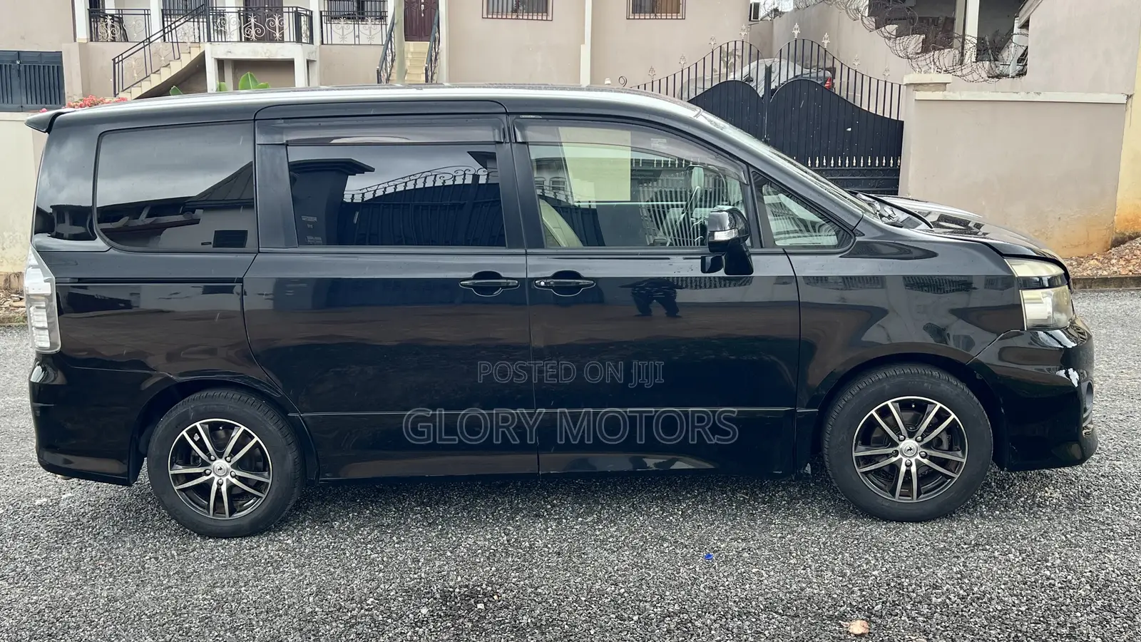 Toyota Voxy X 4WD 8-Seater 2013 Off white
