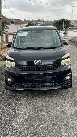 Toyota Voxy X 4WD 8-Seater 2013 Off white