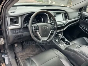 Toyota Highlander LE 4x4 V6 (3.5L 6cyl 8A) 2018 Black
