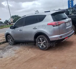 Toyota RAV4 XLE AWD (2.5L 4cyl 6A) 2017 Silver