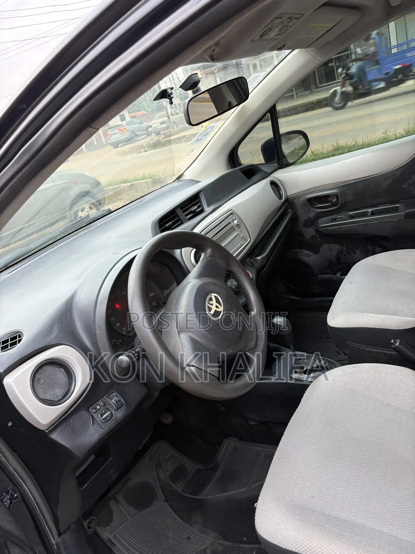 Toyota Vitz 1.3 FWD 5dr 2012 Black