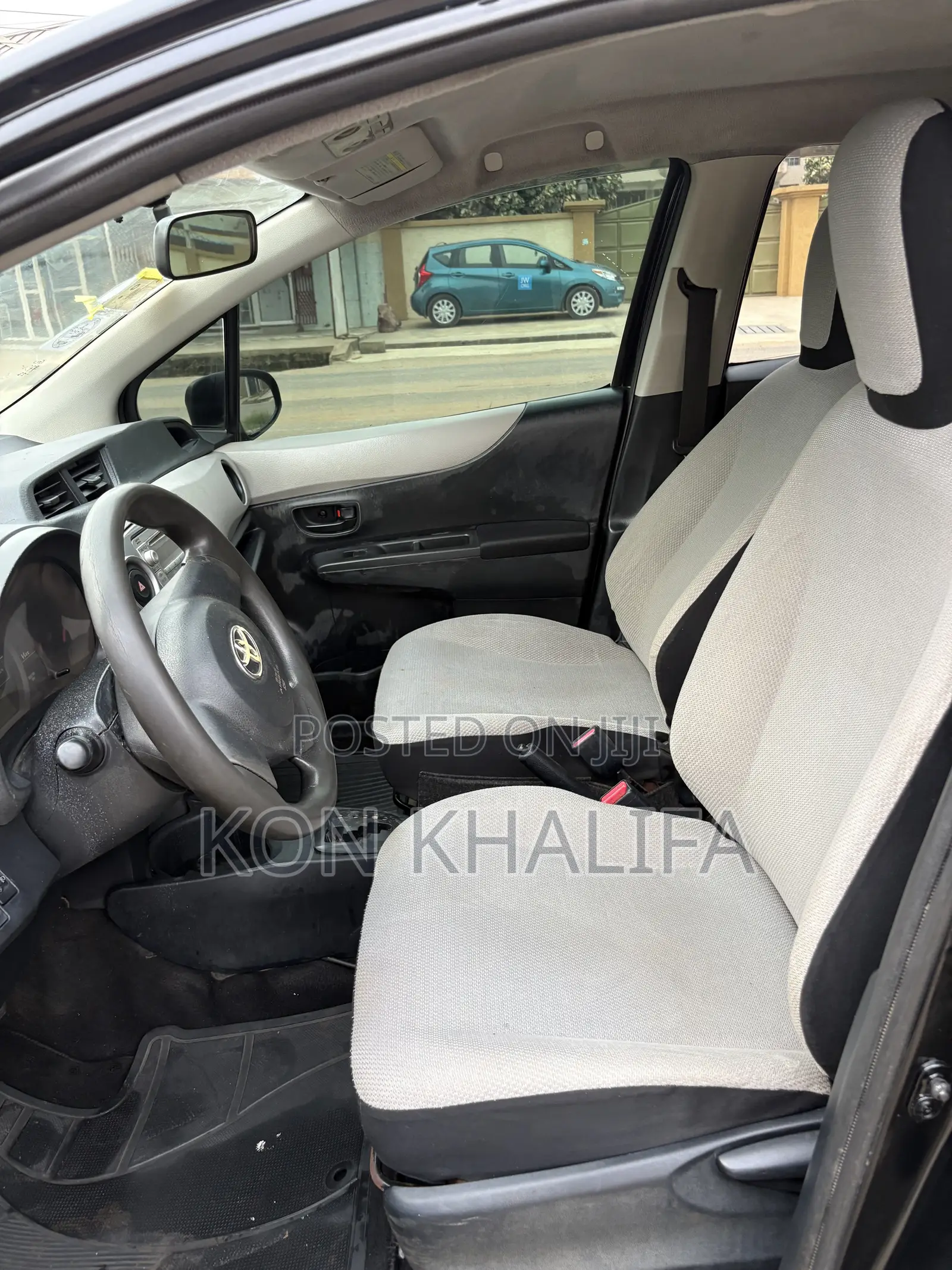Toyota Vitz 1.3 FWD 5dr 2012 Black