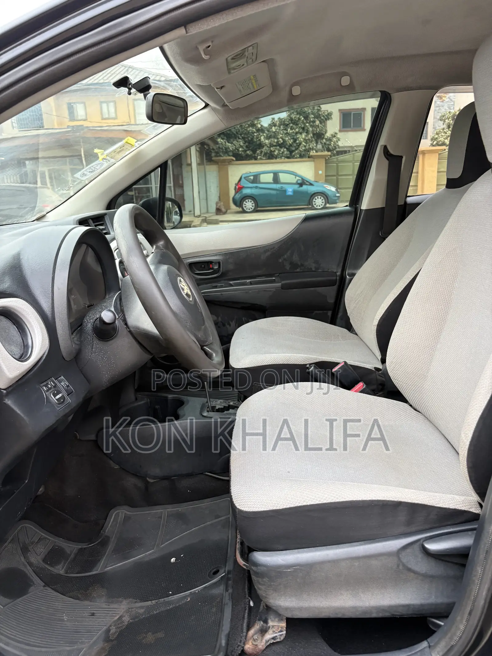 Toyota Vitz 1.3 FWD 5dr 2012 Black