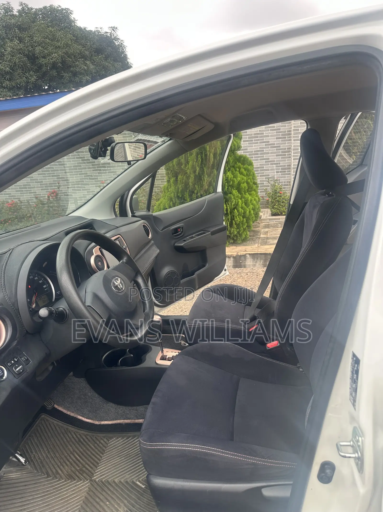 Toyota Vitz 1.3 FWD 5dr 2013 White