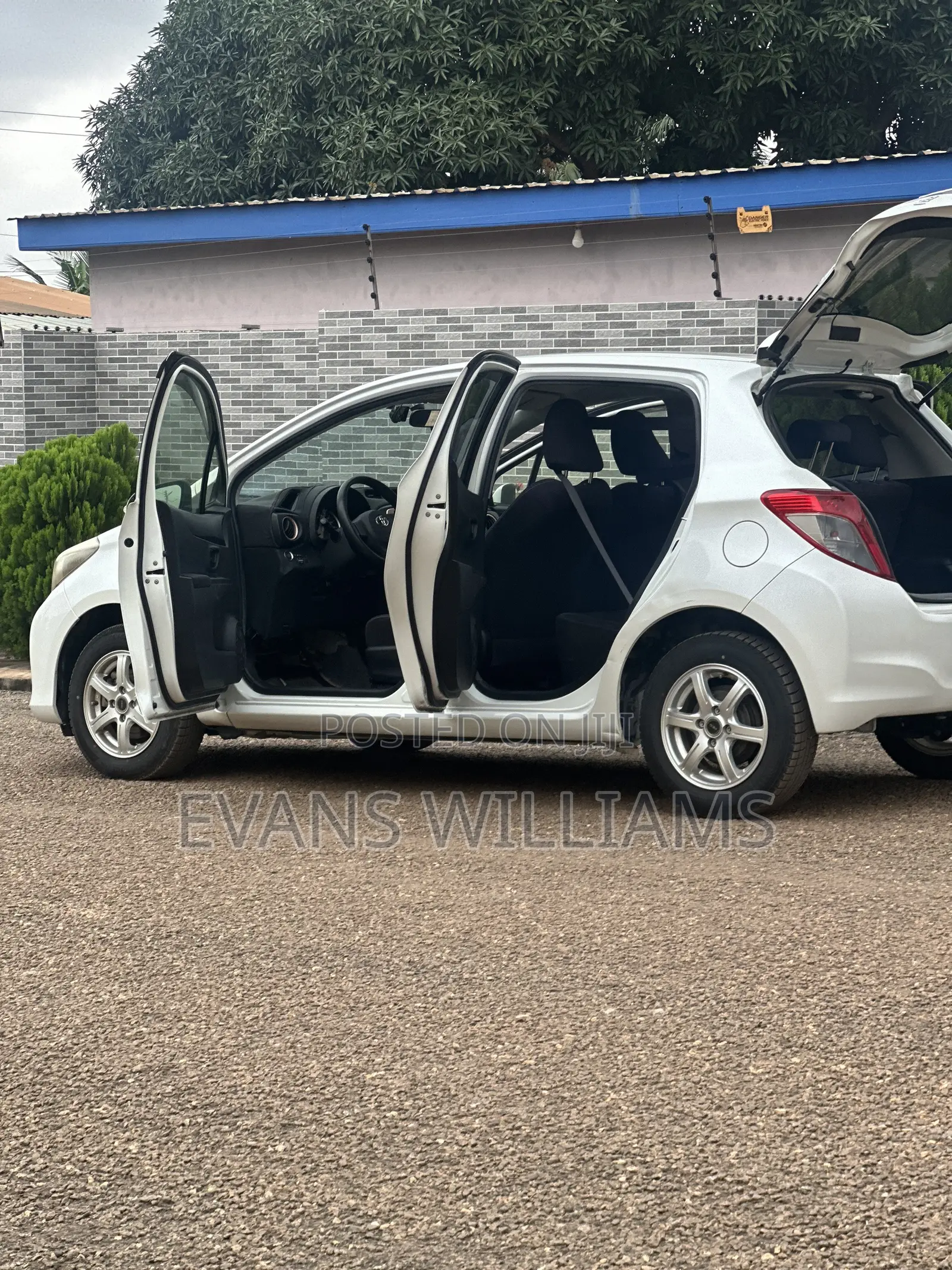 Toyota Vitz 1.3 FWD 5dr 2013 White