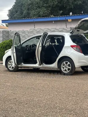 Toyota Vitz 1.3 FWD 5dr 2013 White
