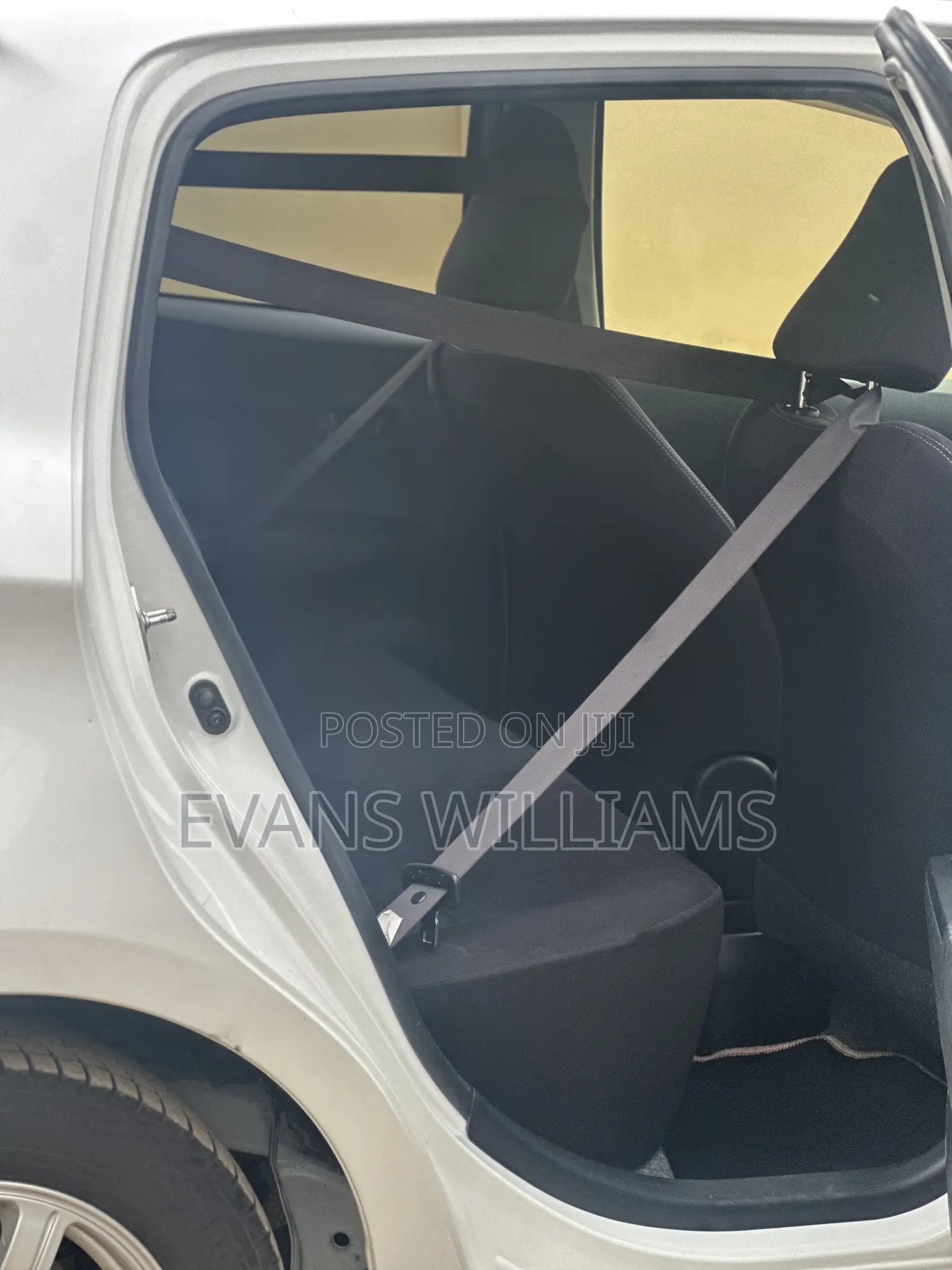 Toyota Vitz 1.3 FWD 5dr 2013 White