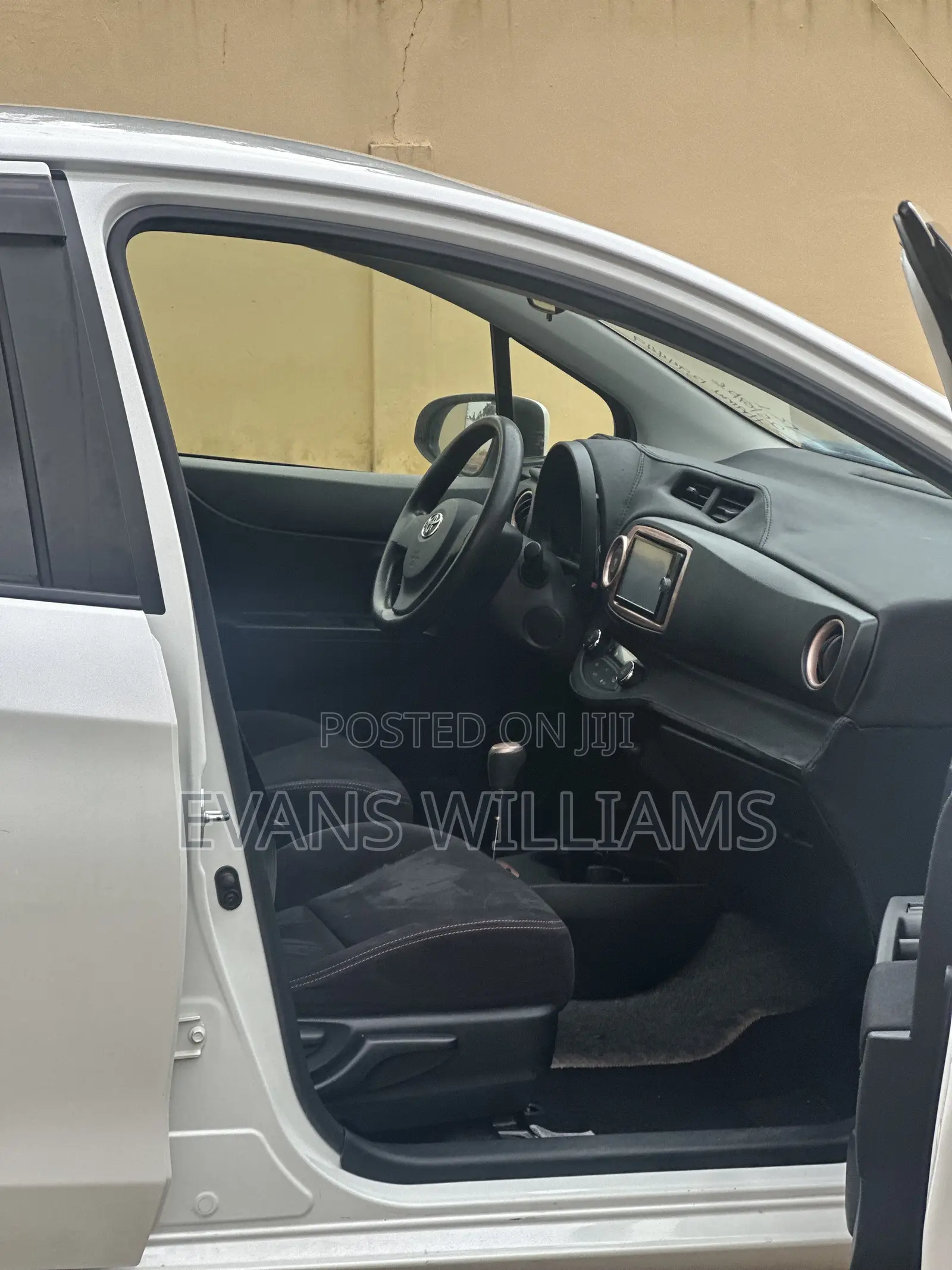 Toyota Vitz 1.3 FWD 5dr 2013 White