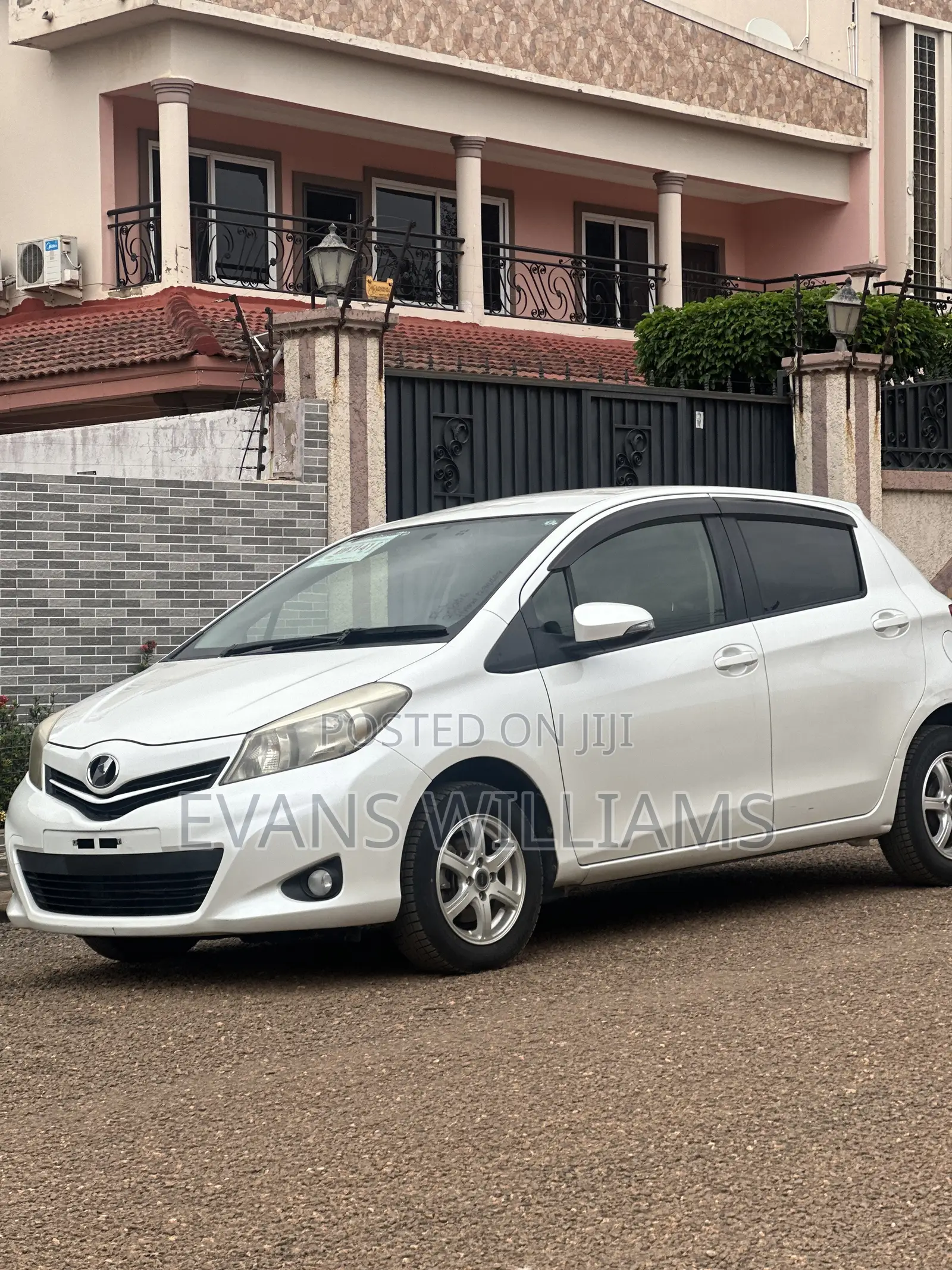 Toyota Vitz 1.3 FWD 5dr 2013 White