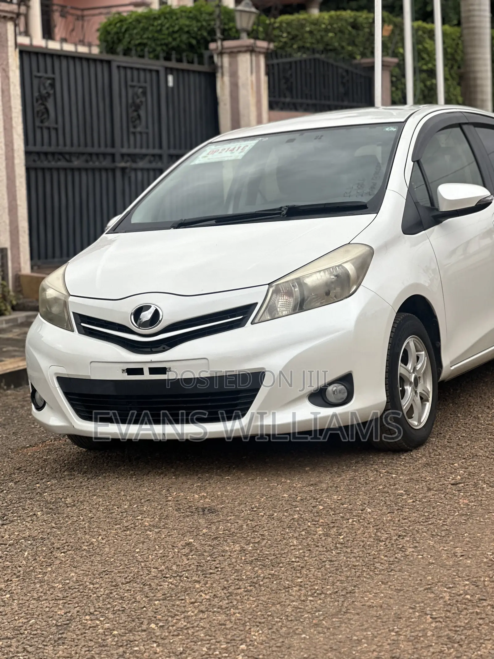 Toyota Vitz 1.3 FWD 5dr 2013 White