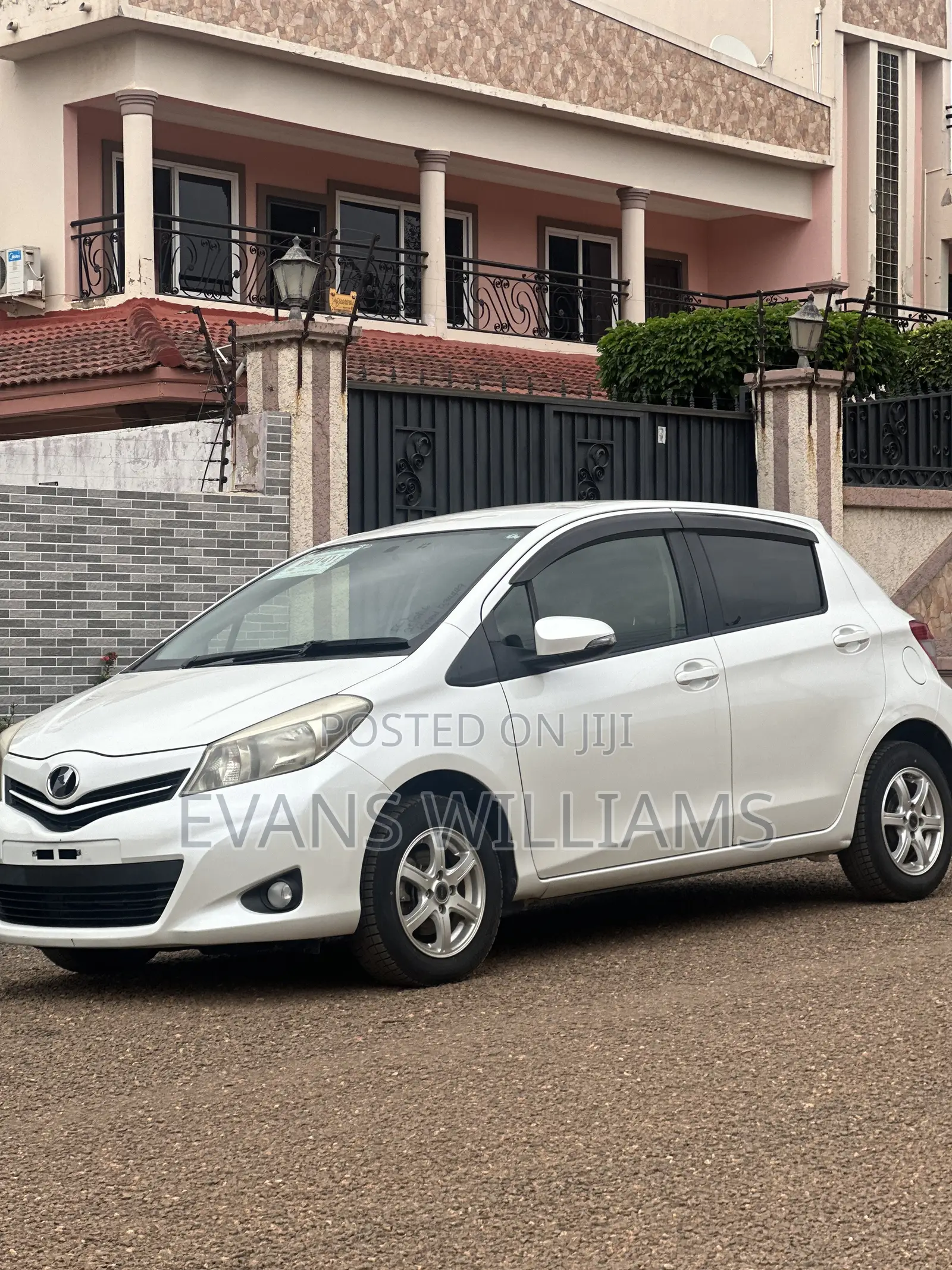 Toyota Vitz 1.3 FWD 5dr 2013 White