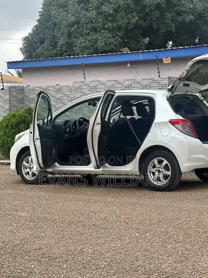Toyota Vitz 1.3 FWD 5dr 2013 White