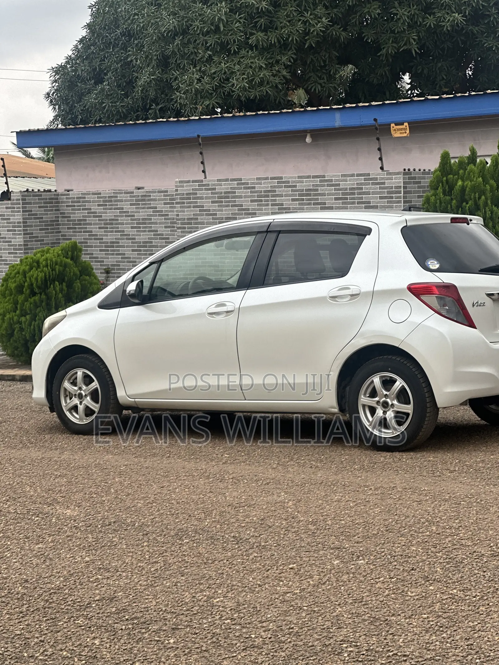Toyota Vitz 1.3 FWD 5dr 2013 White