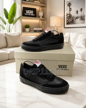 Vans “Off the Wall” (Black).Comes in Box. Very Classic and Nice