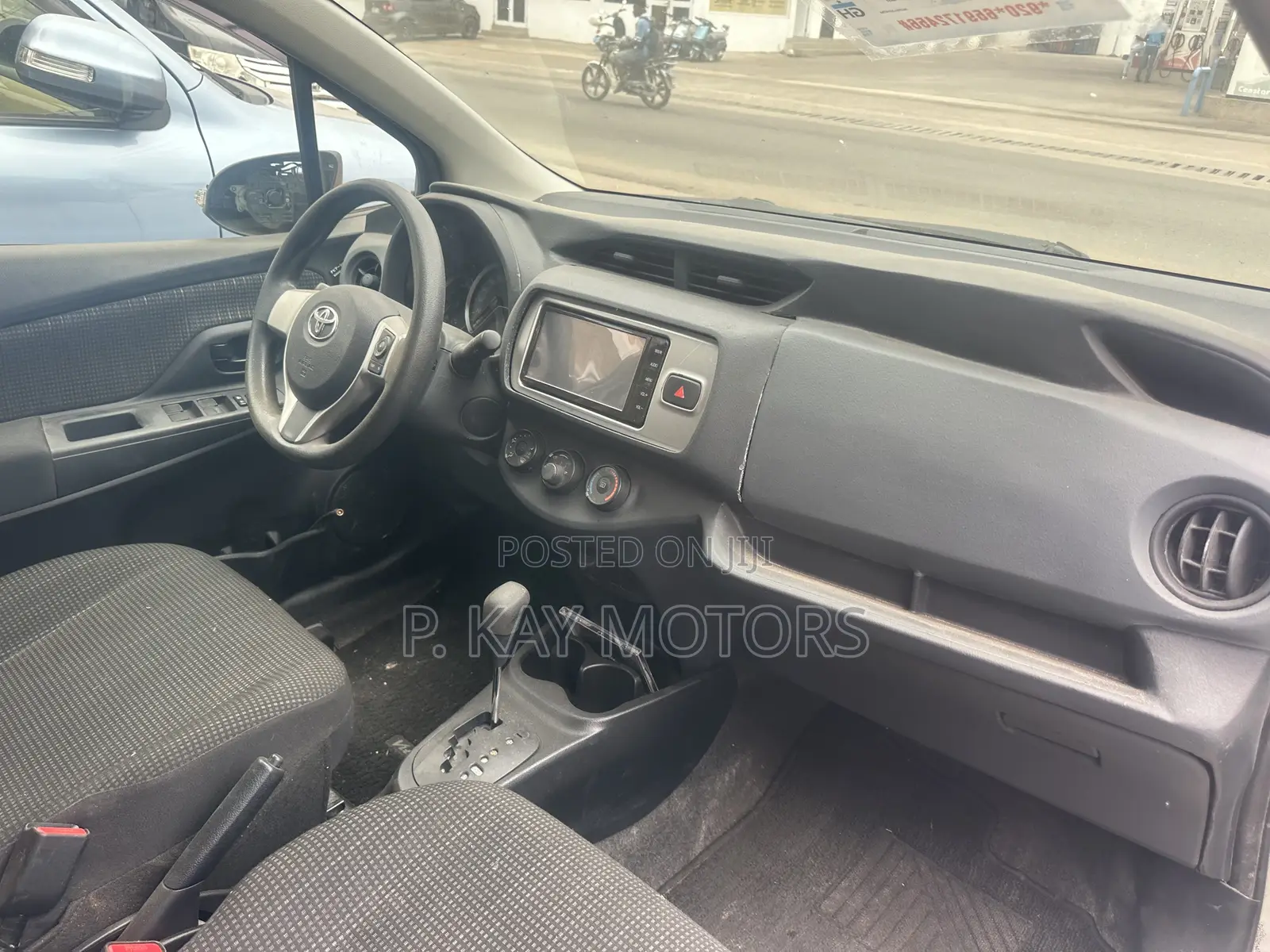 Toyota Vitz 1.3 FWD 5dr 2015 Gray