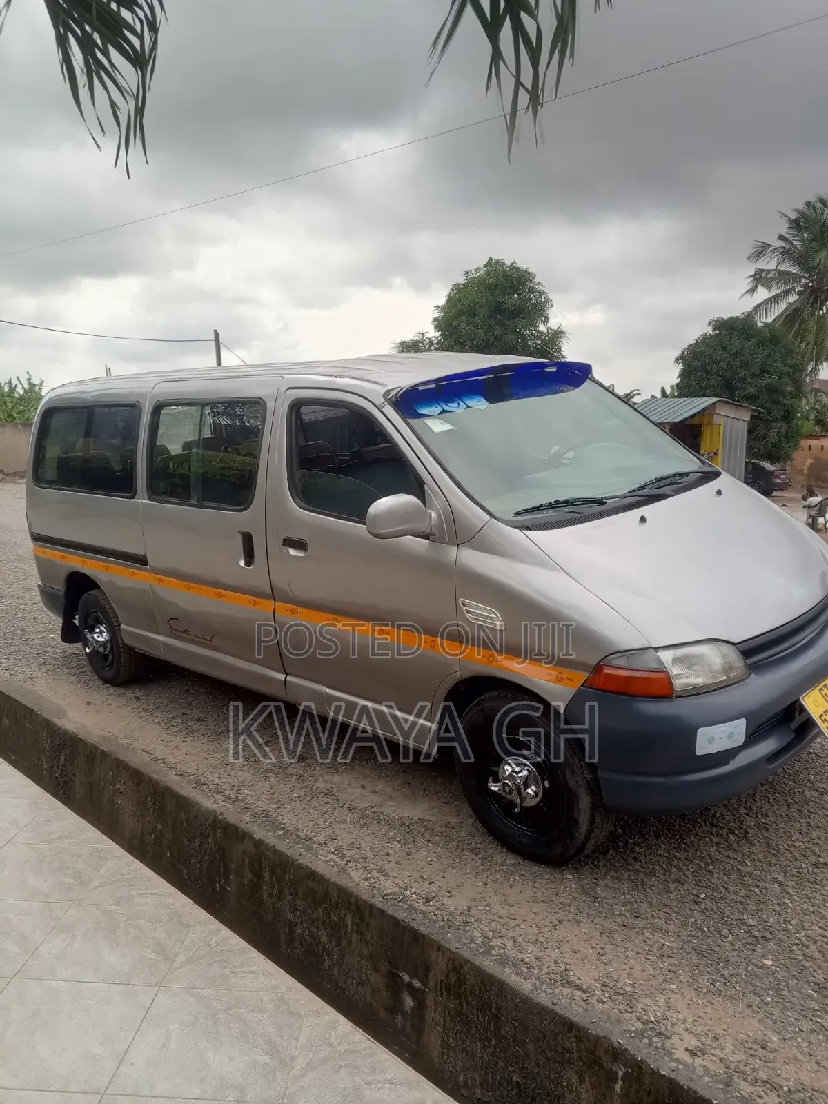 Toyota HiAce 2000 Silver