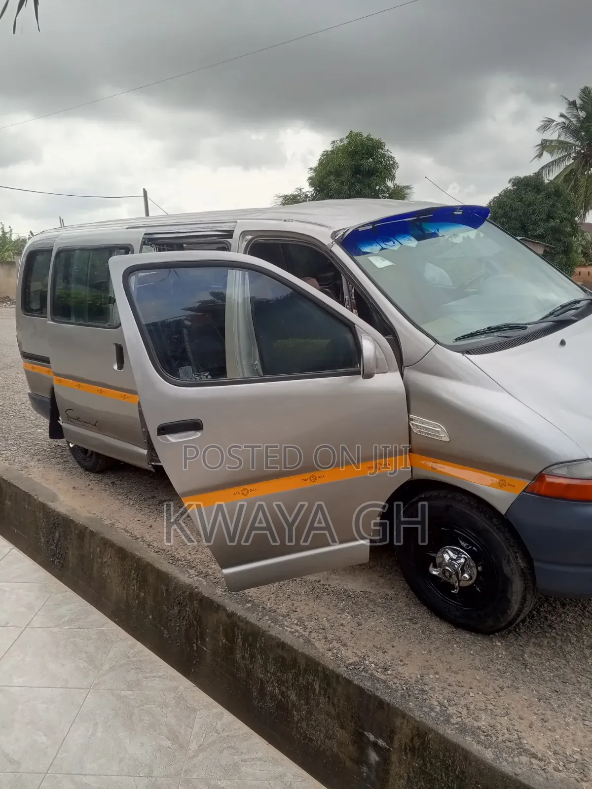 Toyota HiAce 2000 Silver