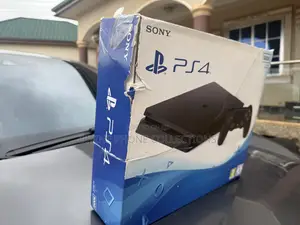 PS4 Slim Jailbreak With Games and 2 Controllers