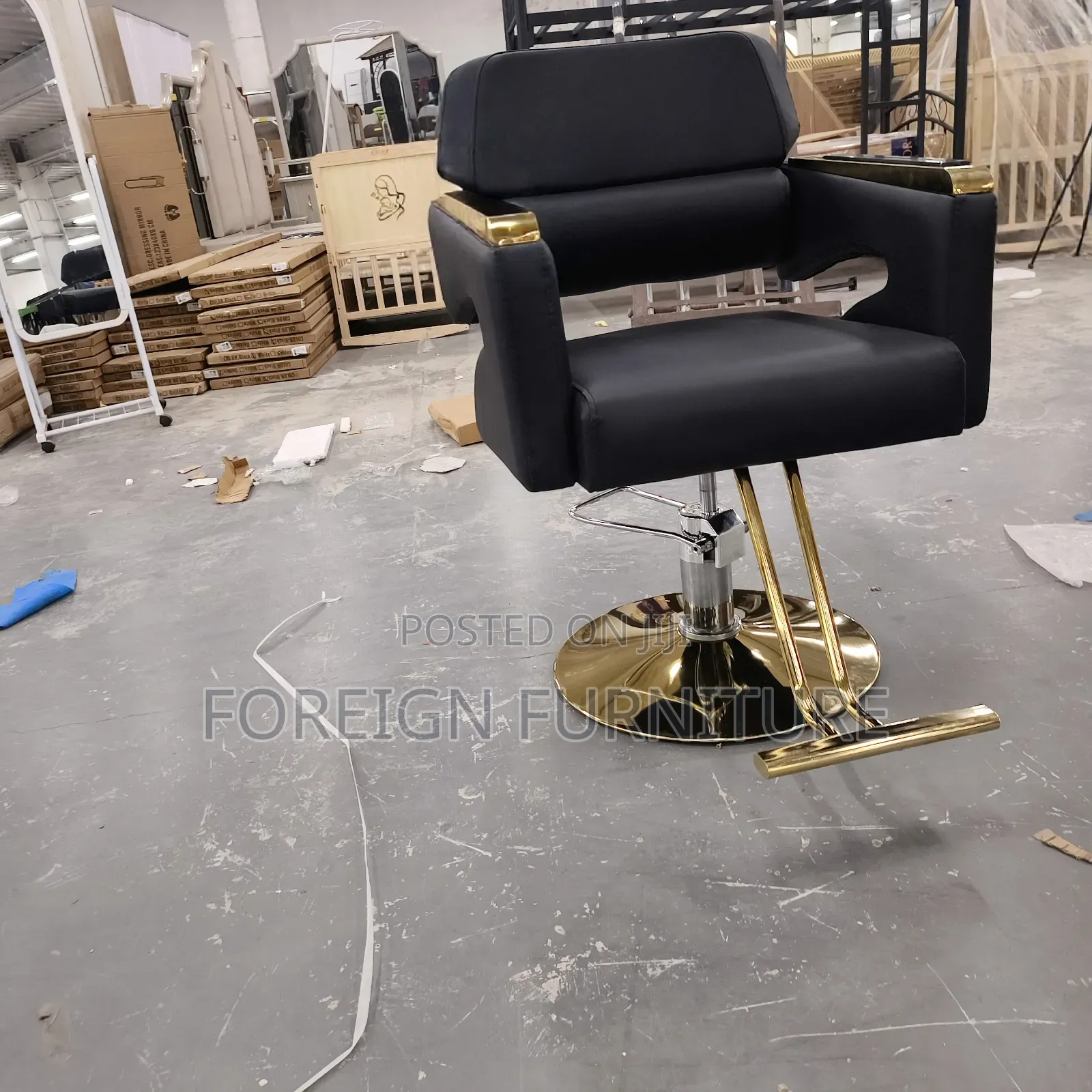 Black and Gold Hydraulic Salon Styling Chair