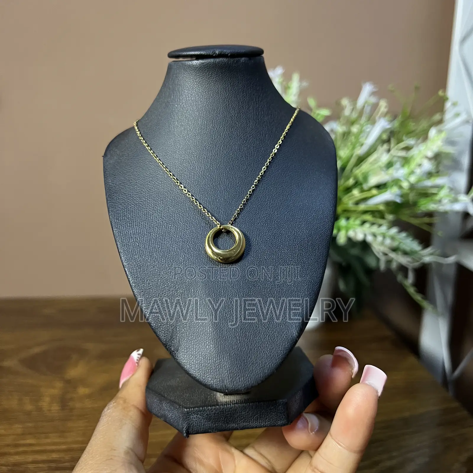 Gold Circle Pendant Necklace