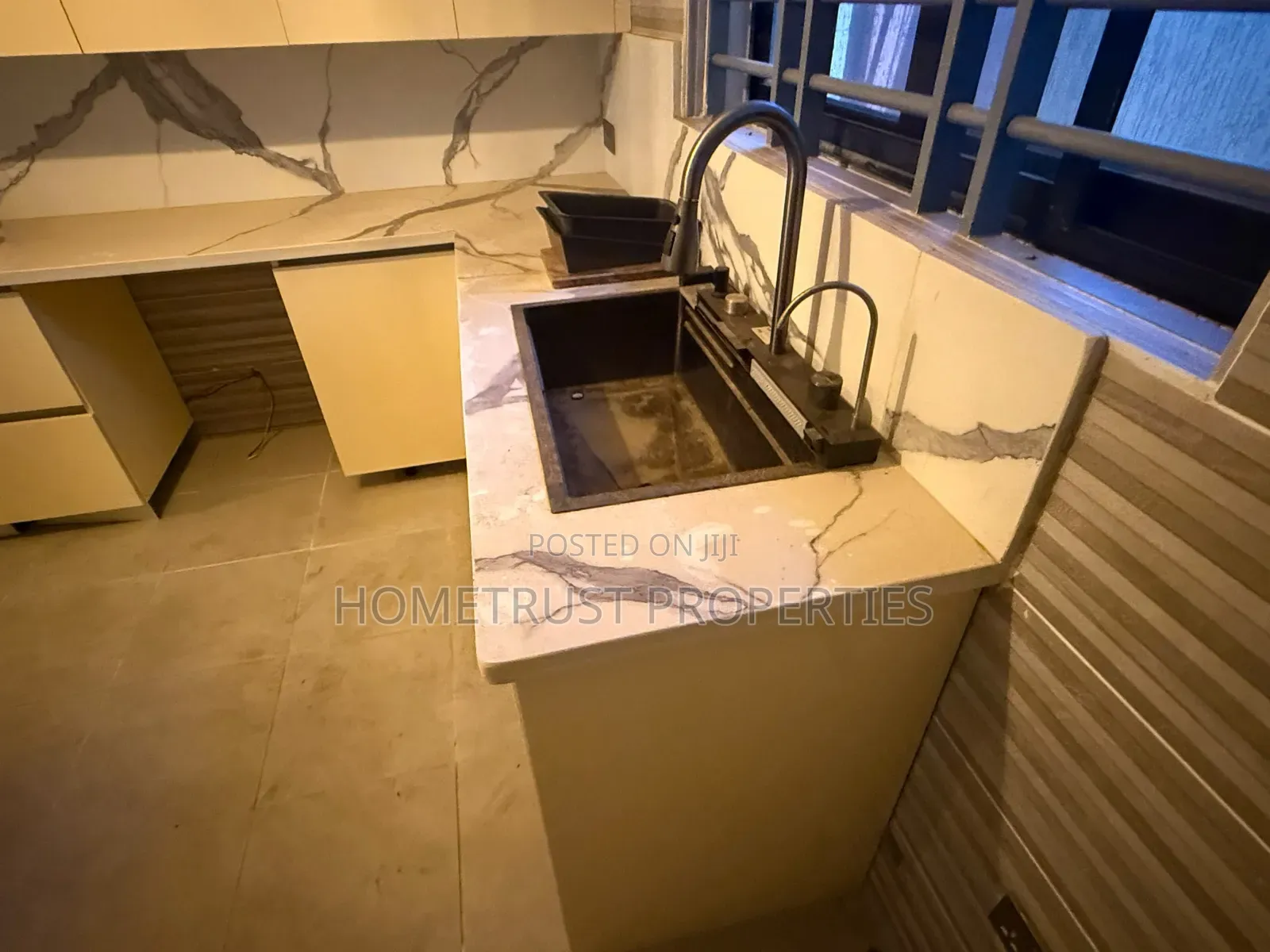 5bdrm Duplex in Latebiokoshie, Radio Gold Area for rent